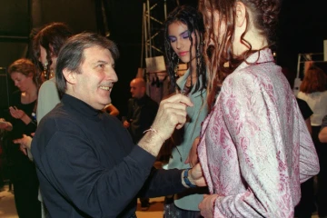 Le couturier français d'origine italienne Emanuel Ungaro fait les dernières vérifications avant de présenter sa collection printemps/été le 18 janvier 1999 à Paris 