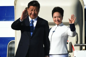 Le président chinois Xi Jinping et la première dame Peng Liyuan saluent la foule en arrivant aux Etats-Unis pour une visite d'une semaine, le 22 septembre 2015 à Seattle