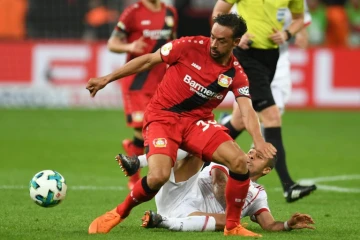 L'ailier allemand du Bayer Leverkusen Karim Bellarabi contre le Bayern Munich en demi-finale de la Coupe d'Allemagne, le 17 avril 2018 à Leverkusen 