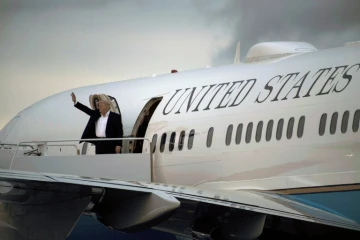 Donald Trump monte à bord d'Air Force One à l'aéroport de Morristown dans le New Jersey, le 7 mai 2017