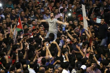 Des Jordaniens manifestent à Amman près du bureau du Premier ministre contre un projet de loi fiscale le 6 juin 2018 
