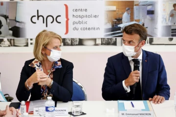 Brigitte Bourguignon, ministre de la Santé, et le président Emmanuel Macron le 31 mai 2022 à l'hôpital de Cherbourg