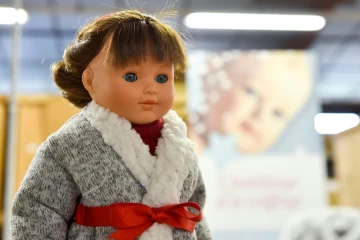 Une poupée Petitcollin dans l'atelier de fabrication, le 29 novembre 2019 à Etain, dans la Meuse
