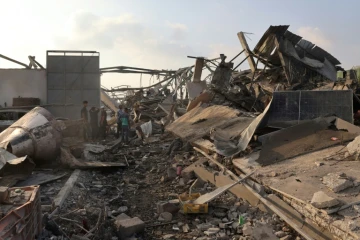 Des Palestinens inspectent les dommages d'une frappe israélienne à al-Zawayda, dans le centre de la bande de Gaza, le 17 août 2024, sur fond de conflit entre Israël et le mouvement islamiste Hamas