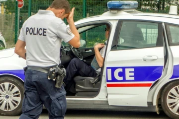 Un homme armé qui tentait d'attaquer vendredi matin une agence de la BNP près de l'Arc de Triomphe à Paris a été blessé par balle
