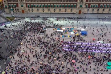 Vue aérienne des manifestations à l'occasion de la Journée internationale des droits des femmes, à Mexico le 8 mars 2021
