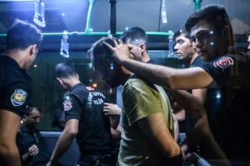 Des policiers turcs détiennent un soldat soupçonné d'avoir pris part à la tentative de coup d'Etat quittant le tribunal de Bakirkoy à Istanbul le 16 juillet 2016