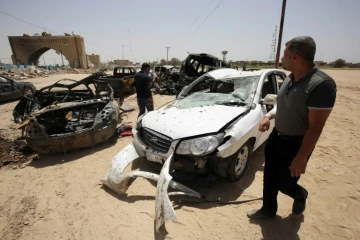 Des véhicules détruits lors d'un attentat suicide le 13 juillet 2016 à Bagdad