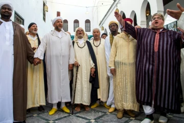 Des membres d'une confrérie soufie chantent en arrivant au mausolée d'Idris 1er au Maroc, le 26 juillet 2018