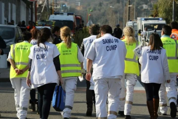 Du personnel médical d'urgence à son arrivée au  lycée Tocqueville où s'est déroulé une fusillade, le 16 mars 2017 à Grasse