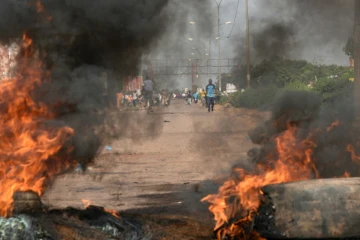 Des pneus en feu à Tampouy, dans la banlieue de Ouagadougou, lors d'une manifestation contre le projet de sortie de crise au Burkina Faso présenté par la médiation ouest-africaine, le 21 septembre 2015