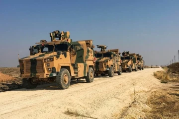 Des véhicules de l'armée turque stationnés au bord d'une route dans l'attente des patrouilles conjointes avec les Russes, le 1er novembre 2019 dans le nord-est de la Syrie