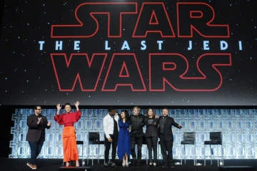 Josh Gad, Daisy Ridley, Kelly Marie Tran, Mark Hamill, Katheen Kennedy et Rian Johnson lors de la d'une table-ronde à Orlando, en Floride pendant la convention "Star Wars Celebration", le 14 avril 2017
