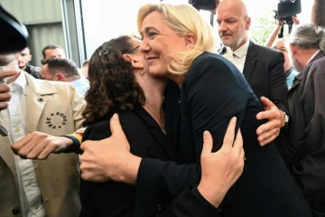 La leader du RN Marine Le Pen embrasse une militante à Hénin-Beaumont, dans le Pas-de-Calais, le 19 juin 2022