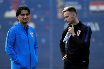 Le sélectionneur croate Zlatko Dalic avec le milieu de terrain Ivan Rakitic, lors d'un entraînement le 17 juin 2018 à Saint-Pétersburg