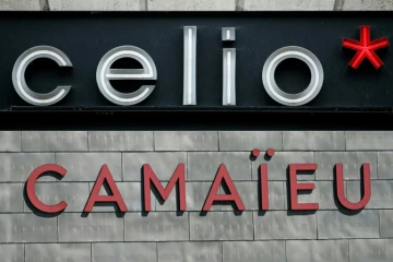 Camaïeu, symbole du déclin du prêt-à-porter en France, renaîtra de ses cendres le 29 août dans 12 magasins et en ligne, a annoncé vendredi Celio, repreneur de la marque