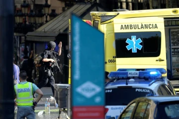 Secours et forces de l'ordre sur le site d'un attentat, le 17 août 2017 à Barcelone