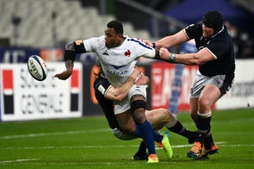 Le centre français Virimi Vakatawa (g) passe le ballon lors du match des Six Nations contre l'Ecosse, au Stade de France, le 26 mars 2021