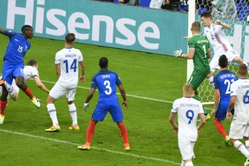 Paul Pogba inscrit le 2e but de la France face à l'Islande, en quart de finale de l'Euro, le 3 juillet 2016 au Stade de France