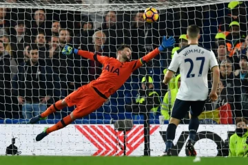 Le gardien international français de Tottenham Hugo Lloris tente d'arrêter un tir face à Chelsea, à Stamford Bridge, le 26 novembre 2016  