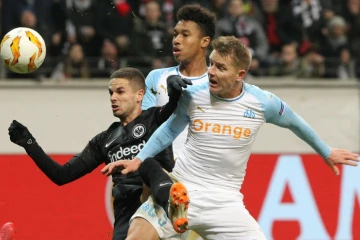 Le milieu Serbe de l'Eintracht Francfort Mijat Gacinovic (g) à la lutte avec les Marseillais Boubacar Kamara (c) et Tomas Hubocan en Ligue Europa, le 29 novembre 2018 à Francfort    