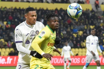 Le défenseur de Toulouse Kelvin Amian Adou (g) au marquage sur l'attaquant de Nantes Moses Simon, le 1er décembre 2019 à Nantes 