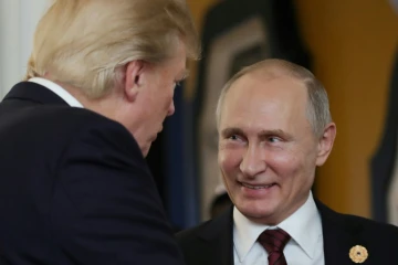 Donald Trump et Vladimir Poutine s'entretiennent à Danang, au Vietnam, le 11 novembre 2017 