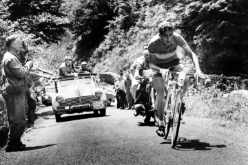 Le cycliste espagnol Federico Bahamontes lors d'une étape du Tour de France 1958, près de Toulouse 