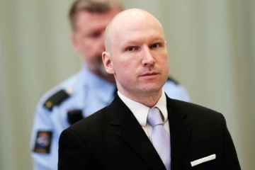 Anders Behring Breivik lors de son audience devant la cour de la prison le 18 mars 2016 à Skien en Norvège