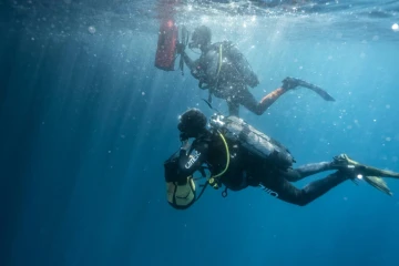 Deux archéologues plongent vers la grotte Cosquer, au large de Marseille, le 27 avril 2022
