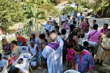 Le père Jesus Mendoza lors d'une messe près d'Acapulco, dans l'Etat de Guerrero, le 14 février 2018 