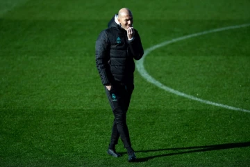 L'entraîneur français du Real Madrid, Zinédine Zidane, attend son équipe sur le terrain de Valdebebas à Madrid, le 26 janvier 2018