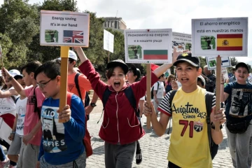 Des écoliers manifestent pour interpeller les gouvernements sur le réchauffement climatique, à Athènes le 17 mai 2019 