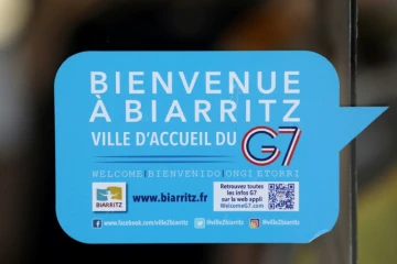 Un autocollant sur une vitre accueille les visiteurs à Biarritz pour le G7, qui se dérouerla de samedi à lundi, le 23 août 2013.
