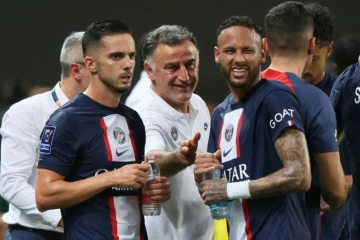L'entraîneur du PSG Christophe Galtier donne ses consignes à Pablo Sarabia et Neymar lors du Trophée des champions, le 31 juillet 2022 à Tel Aviv