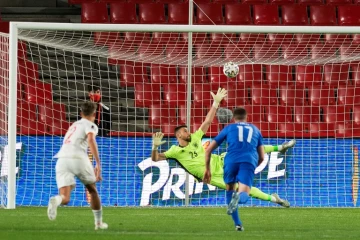 Le gardien espagnol Unai Simon battu sur penalty par Anastasios Bakasetas (#17) pour l'égalisation de la Grèce au stade de Los Carmenes à Grenade, le 25 mars 2021