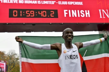 Le Kényan Eliud Kipchoge franchit la ligne d'arrivée du marathon de Vienne, en devenant le 1er homme à passer sous la barre des 2 heures, le 12 octobre 2019
