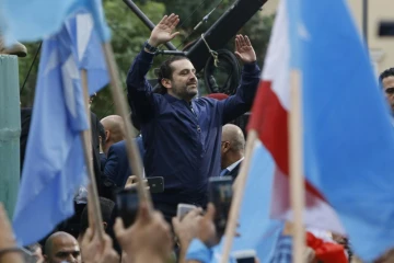 Le Premier ministre libanais Saad Hariri salue ses partisans à son arrivée à sa maison à Beyrouth, le 22 novembre 2017