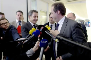 Les présidents de l'UDI Jean-Christophe Lagarde (2e à d) et de l'UMP Nicolas Sarkozy (4e à g) à Paris le 30 mars 2015