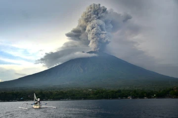 Un pêcheur au large du Mont Agung qui menace d'entrer en éruption à Bali, le 28 novembre 2017