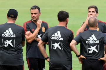 Le sélectionneur espagnol Luis Enrique (2G) lors d'un entraînement le 10 septembre 2018 à Elche près de Valence