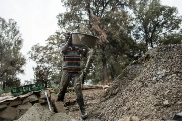 L'un des nombreux mineurs illégaux, travaille le 2 octobre 2015 à la mine de Grootvlei à Springs