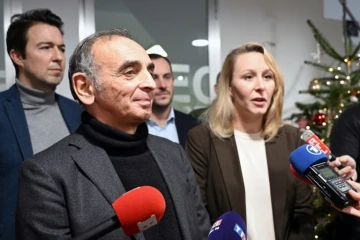 Le leader de Reconquête! Eric Zemmour (G) et sa tête de liste aux Européennes Marion Maréchal (D) lors de l'inauguration du siège du parti à Paris, le 11 décembre 2023