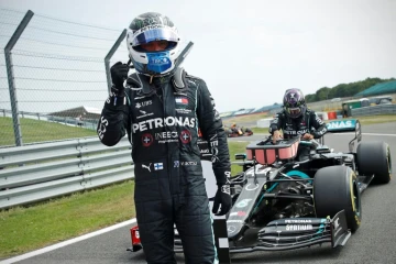 Le Finlandais Valtteri Bottas (Mercedes) en pole position à Silverstone (Royaume-Uni) pour le GP des 70 ans après avoir réalisé le meilleur temps des qualifications, le 8 août 2020