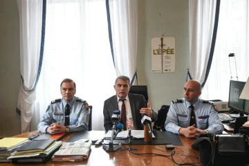 Le Colonel Guillaume Le Blond, le procureur de Mulhouse, Dominique Alzeari et le Colonel François Despres, le 30 novembre 2017 à Mulhouse