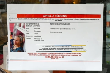 Un appel à témoins pour Magali Blandin, 42 ans, mère de quatre enfants disparue depuis le 10 février, est affiché sur une vitrine à Montfort-sur-Meu, banlieue de Rennes, le 19 février 2021