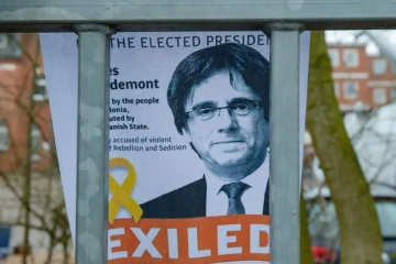 Un portrait de Carles Puigdemont le 27 mars 2018 accroché devant les barreaux de l'entrée de la prison de Neumuenster, au nord de l'Allemagne