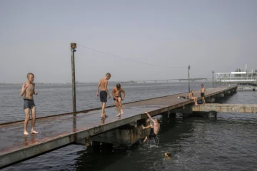 De jeunes ukrainiens se baignent dans une rivière, à Mykolaïv, le 22 août 2022