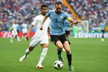 Le défenseur uruguayen Diego Godin devant le Saoudien Hussain Al Moqahwi, le 20 juin 2018 à Rostov 