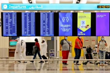 Des voyageurs à l'aéroport international de Dubaï, le 21 février 2022